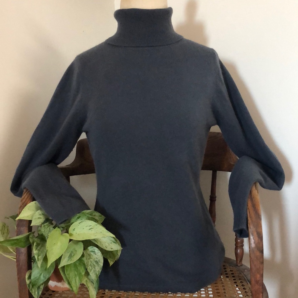 Elegant Cashmere Turtleneck Sweater